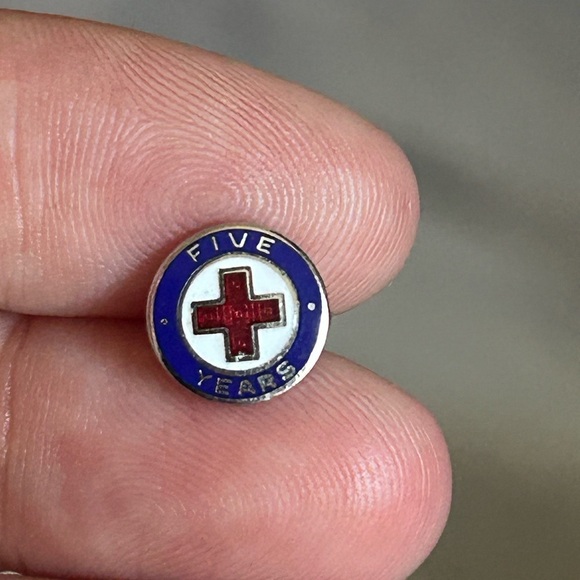 5/$25 Canadian military service Five Years Red Cross Pin 🩸 - Picture 4 of 7